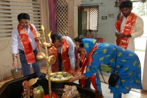 जोहार लॉर्ड बुद्धा फाउंडेशन ने शिव मंदिर कोकर में किया खिचड़ी प्रसाद वितरण किया
