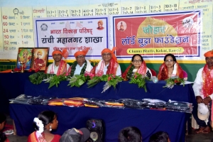 शहीद जीतराम बाल संस्कार केंद्र के 35 बच्चों को नूतन वस्त्र मिला