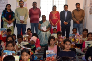 अंबेडकर जयंती पर बाल संस्कार केंद्र में हुआ सम्मान समारोह, बच्चों को मिली शैक्षणिक सामग्री