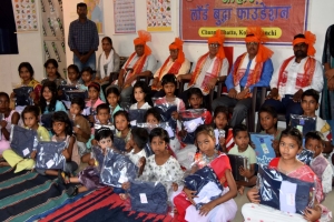 बुद्धा फाउंडेशन के द्वारा आर्थिक पिछड़े बच्चों को नूतन वस्त्र दिया गया